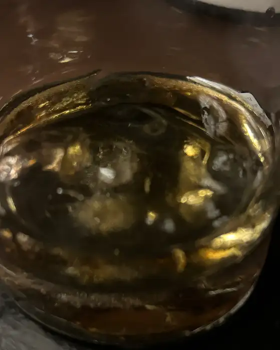 술잔에 얼음과 함께 담긴 위스키