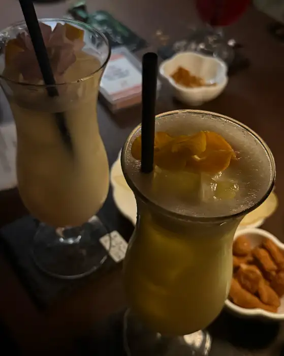 과일로 장식된 두 잔의 칵테일