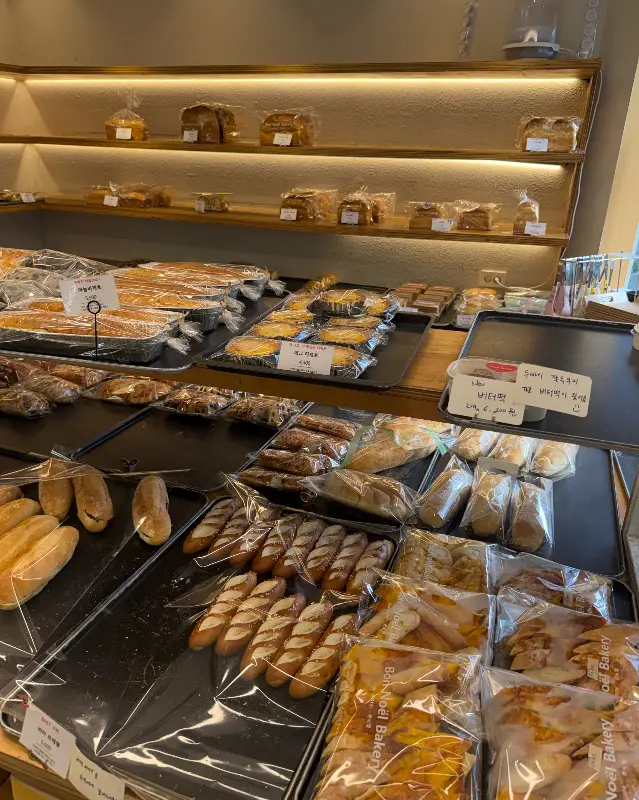 빵 종류가 다양하게 진열되어 있는 내부 모습