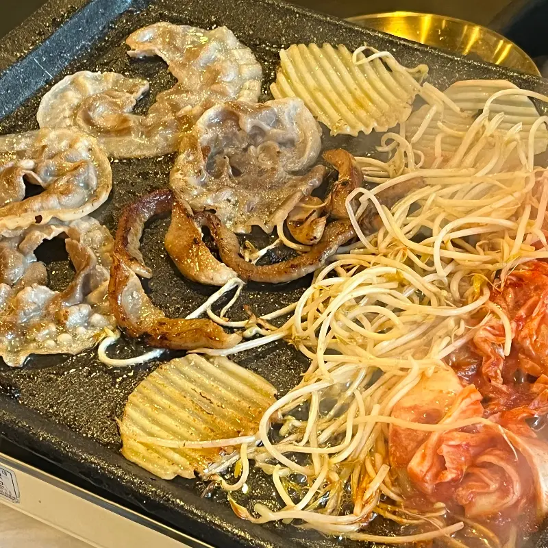 불판 위에서 구워지는 김치와 냉삼