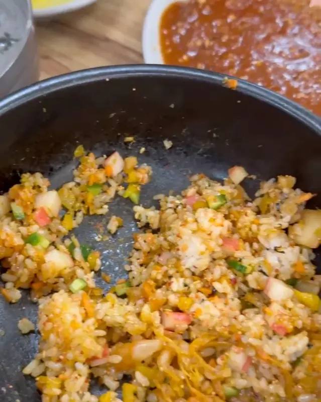 돌솥에 담겨 나온 볶음밥