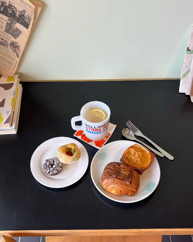 빵과 음료가 놓인 테이블