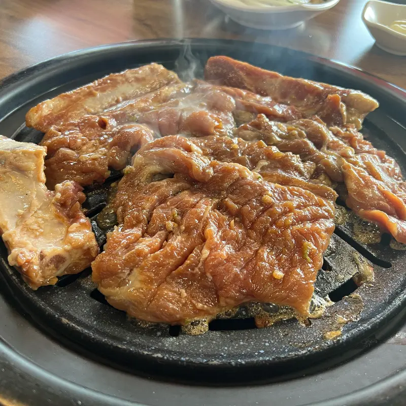 노릇노릇하게 구워진 돼지갈비