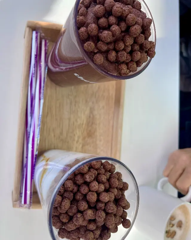 코코밀크 프라페의 넉넉한 코코아볼 토핑