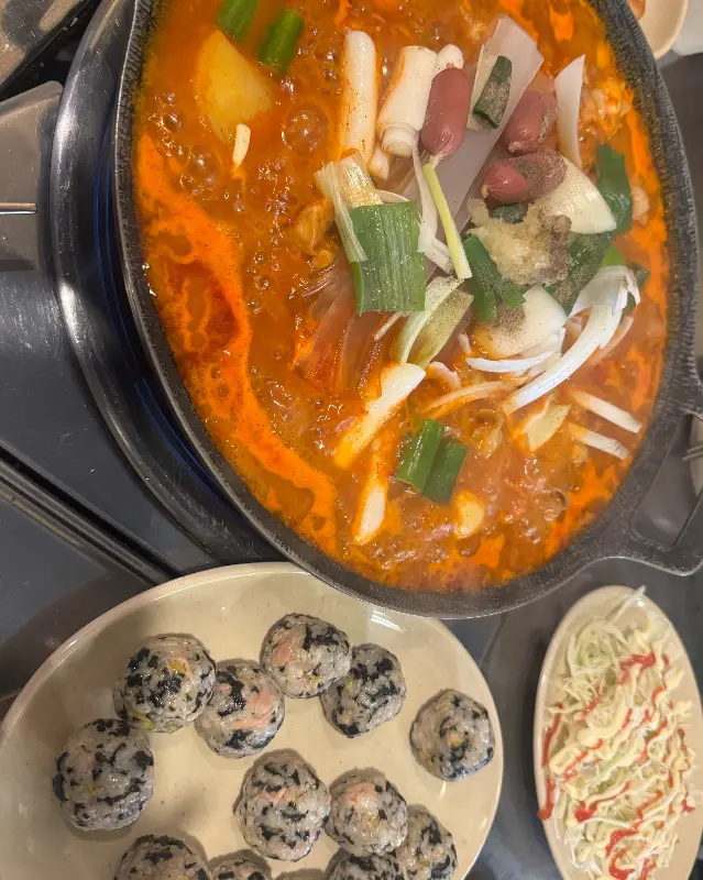 곱도리탕, 주먹밥, 샐러드가 놓인 테이블