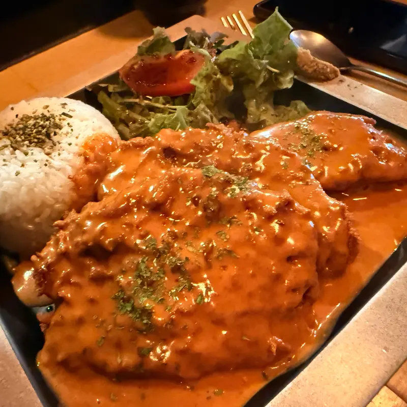 두툼한 돈까스 위에 데미그라스 소스가 듬뿍