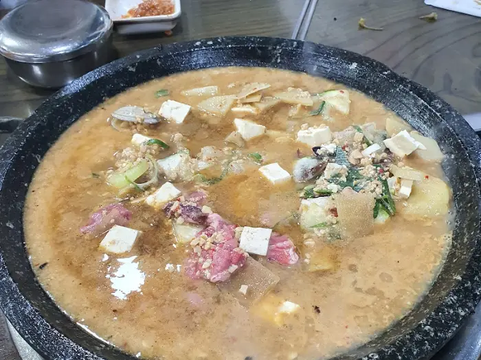 보글보글 끓고 있는 진한 청국장