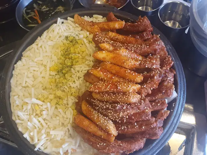 매콤한 닭고기 요리와 밥