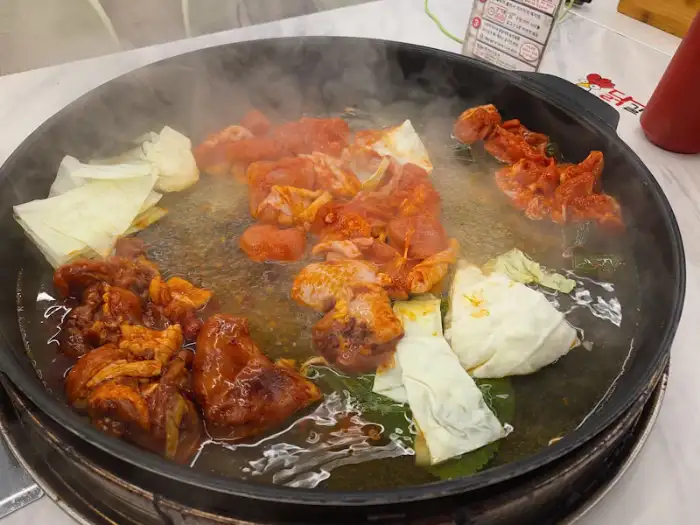 철판 닭갈비 조리 중