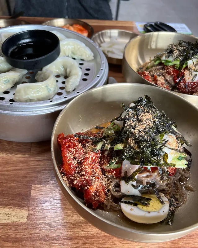 물막국수, 비빔막국수, 만두