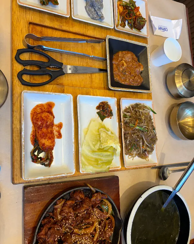 다채로운 반찬과 제육볶음