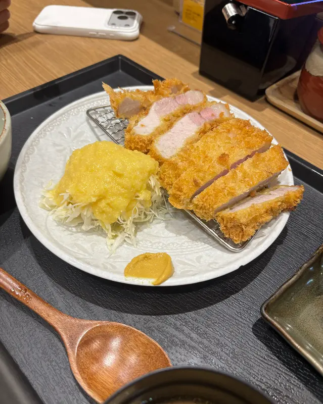 갓 튀겨져 나온 흑심 돈까스의 모습