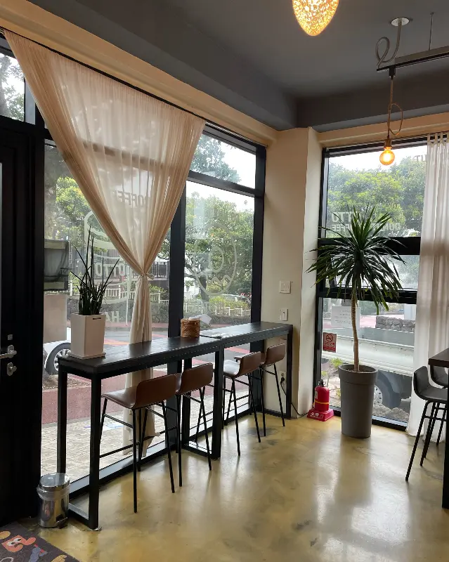 창가 좌석에서 바라본 풍경