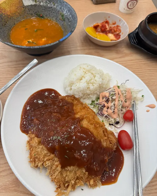 돈까스 정식 한 상 차림