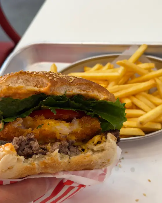 햄버거와 함께 나온 먹음직스러운 감자튀김