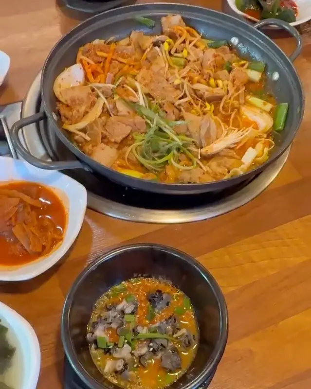 신선한 쌈 채소가 가득한 우렁쌈정식