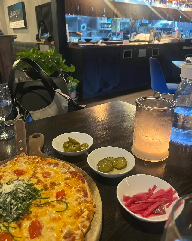 테이블 위에 놓인 파스타