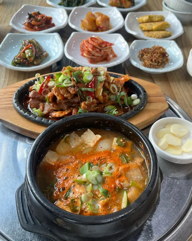 맛깔스러운 제육볶음과 밑반찬