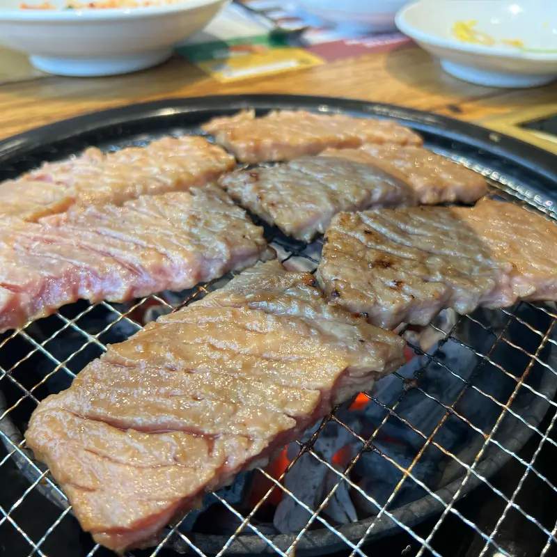 입맛을 자극하는 돼지갈비 비주얼