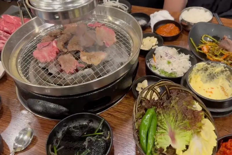 숯불 위에서 익어가는 삼겹살