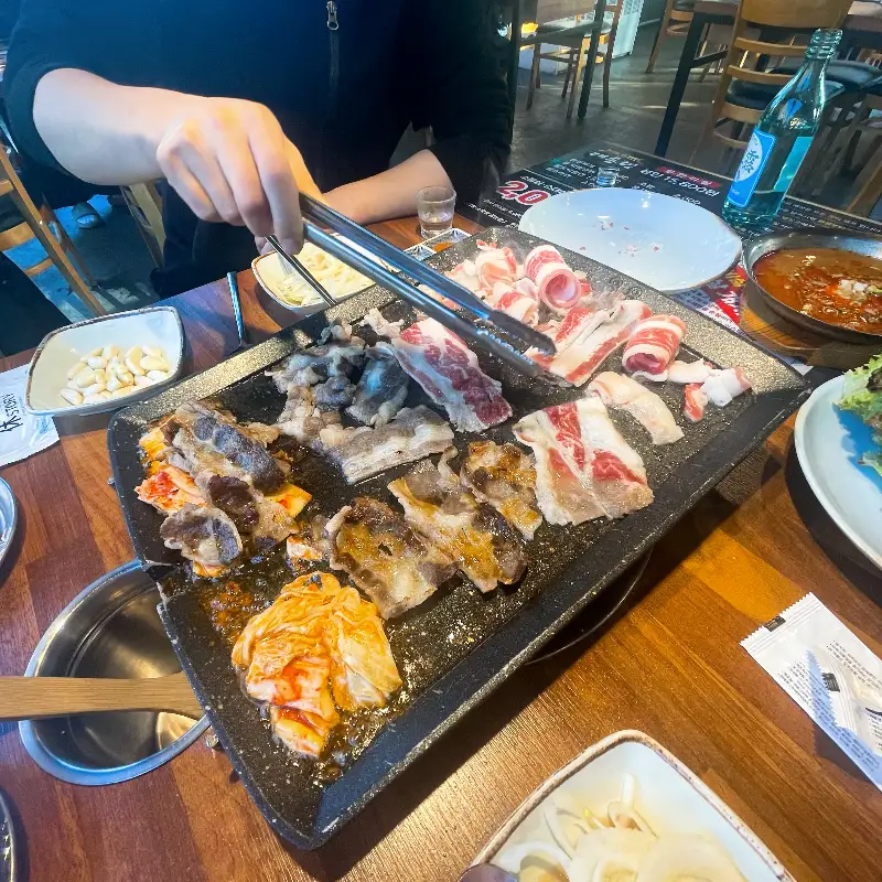 불판 위 익어가는 고기