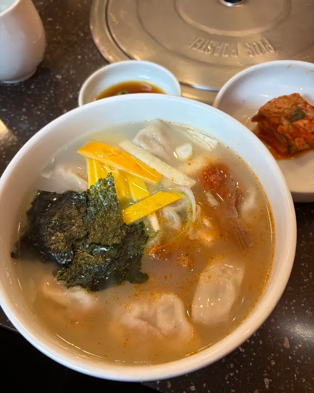 만두가 듬뿍 들어간 만두술국