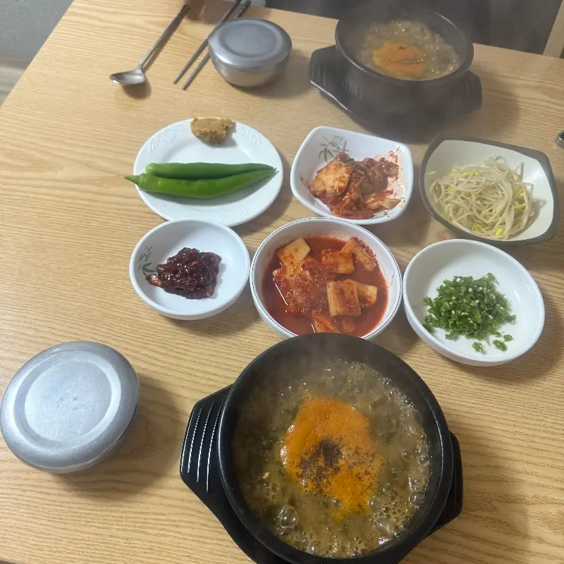 푸짐하게 차려진 추어탕 한 상