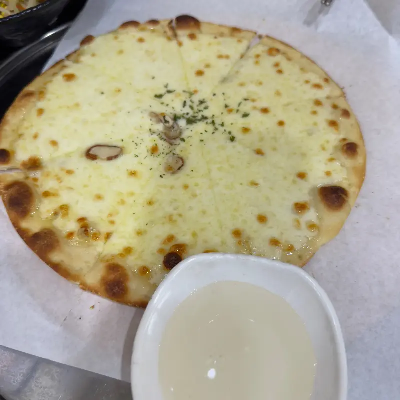 고소한 풍미가 가득한 화덕피자