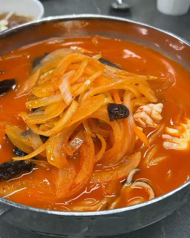 푸짐한 양파채가 올라간 간짜장