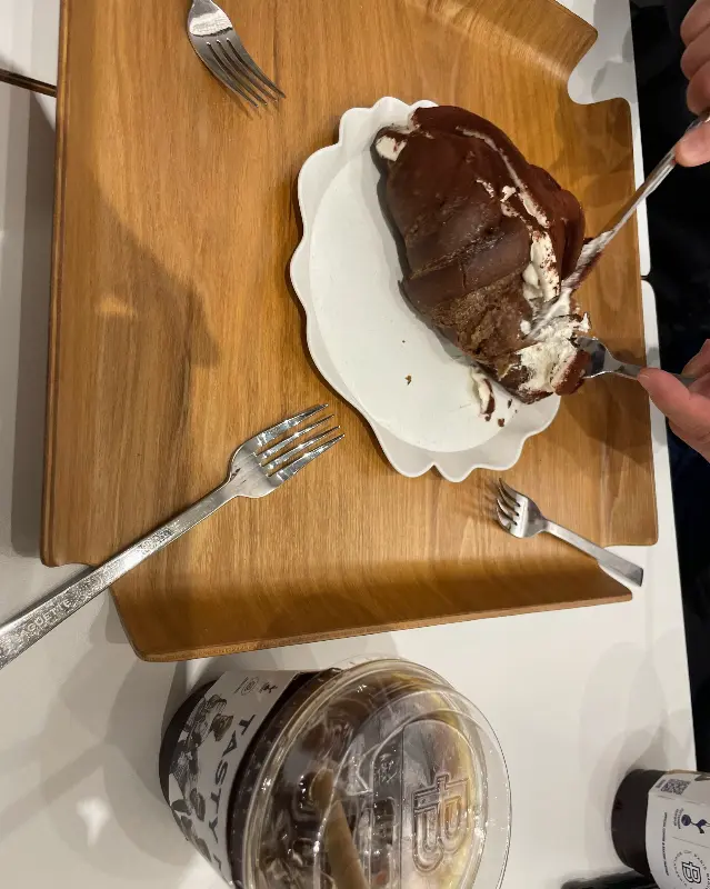 나무 쟁반에 담긴 케이크