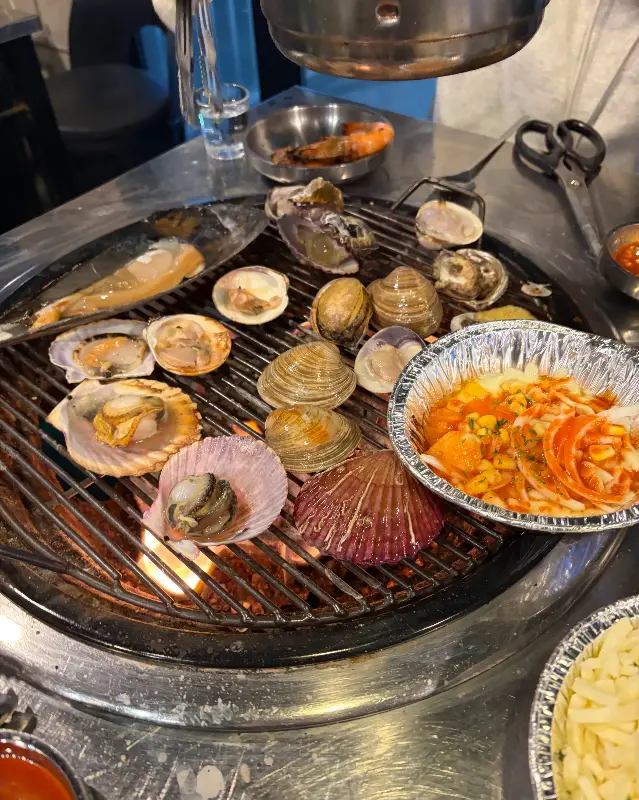 불판 위 조개구이 향연