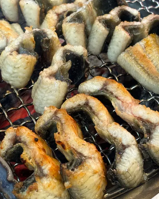 노릇하게 구워진 장어 조각