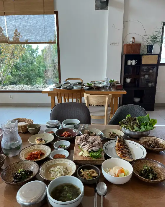 선흘곶 내부의 테이블 세팅