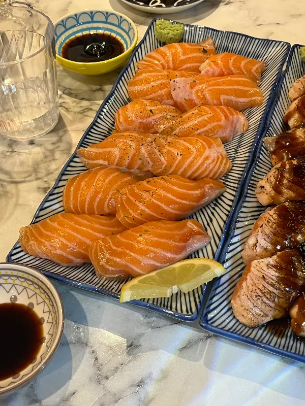 환상적인 마블링을 자랑하는 연어 초밥