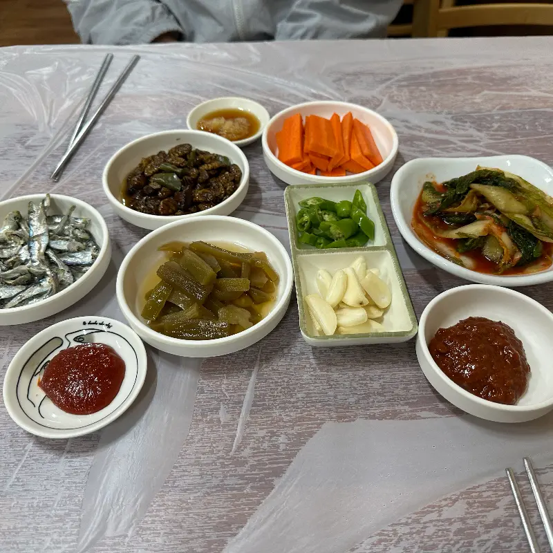 푸짐하게 차려진 밑반찬