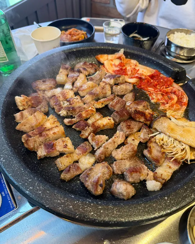 잘 구워진 삼겹살과 김치의 클로즈업 샷