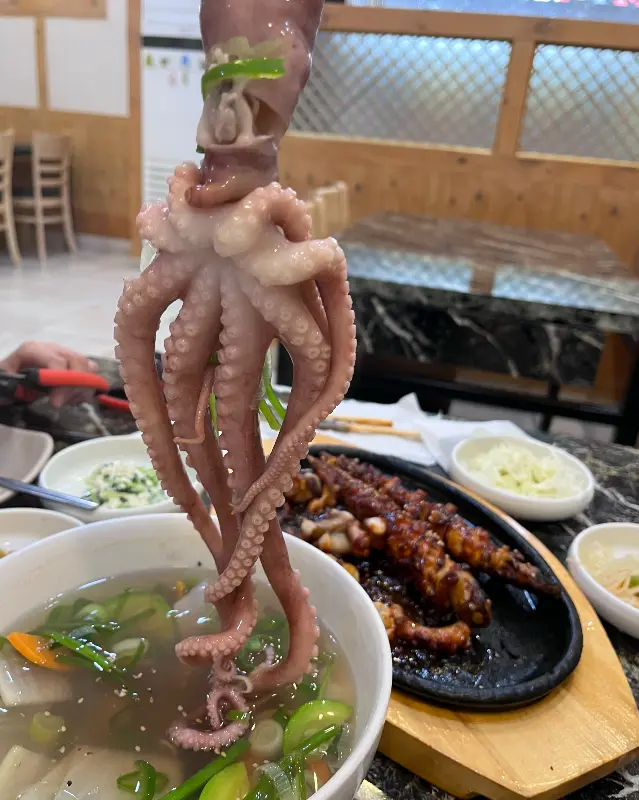 접시를 가득 채운 낙지호롱구이와 맑은 연포탕