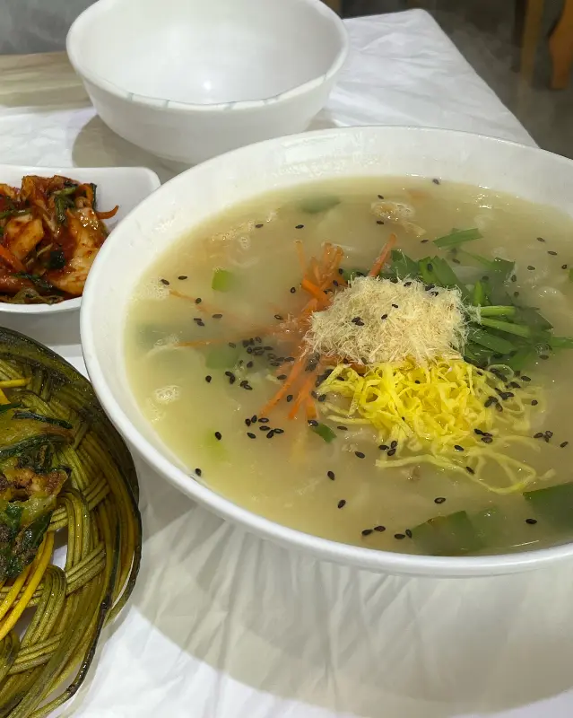 바지락 칼국수와 김치