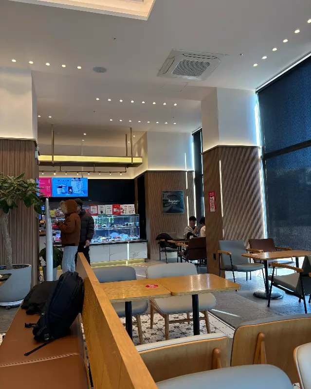 투썸플레이스 매장 내부 전경