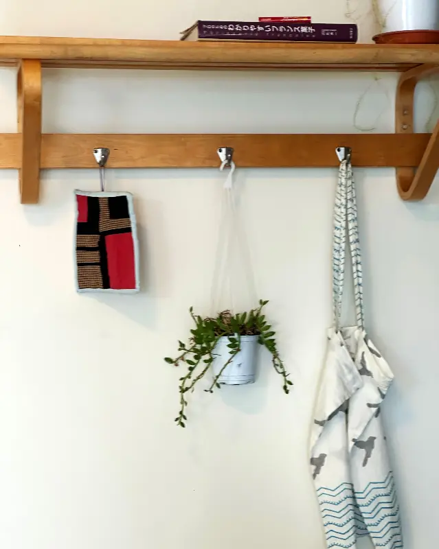 아기자기한 소품들이 놓인 벽면