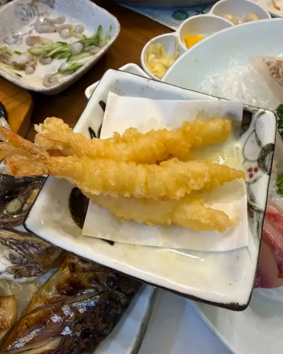 갓 튀겨져 나온 먹음직스러운 새우튀김