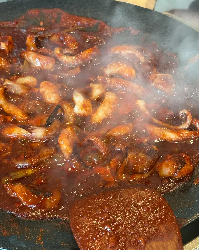 매콤한 양념에 볶아진 쭈꾸미가 김이 모락모락 나는 모습