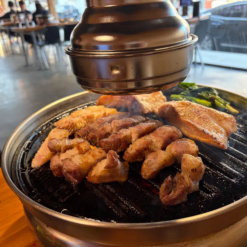 불판 위에서 맛있게 익어가는 삼겹살과 꽈리꼬추.