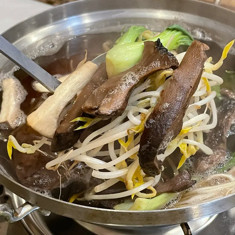 싱싱한 재료가 듬뿍 들어간 능이버섯전골