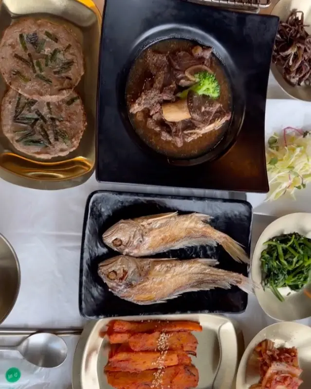 정갈하게 담겨 나온 반찬들