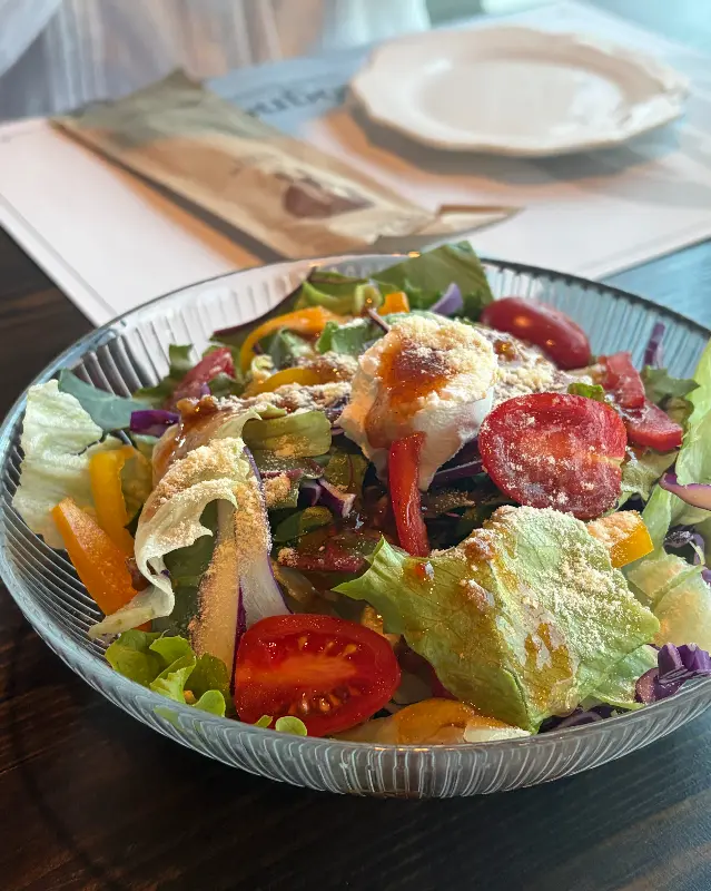 테이블 위에 놓인 샐러드