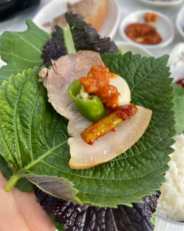 쌈 채소와 수육의 조화