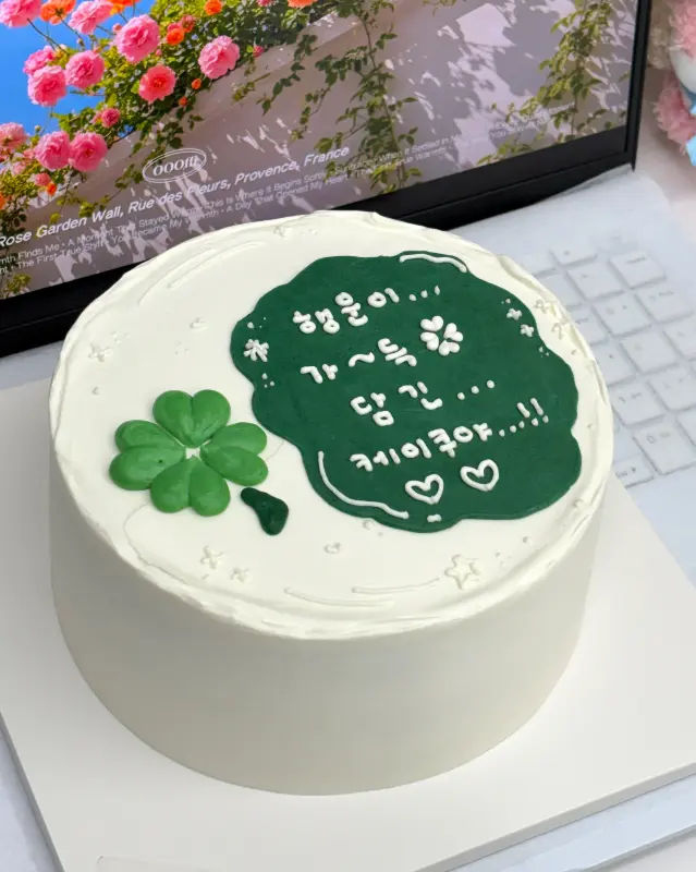 의사 가운을 입은 캐릭터 케이크