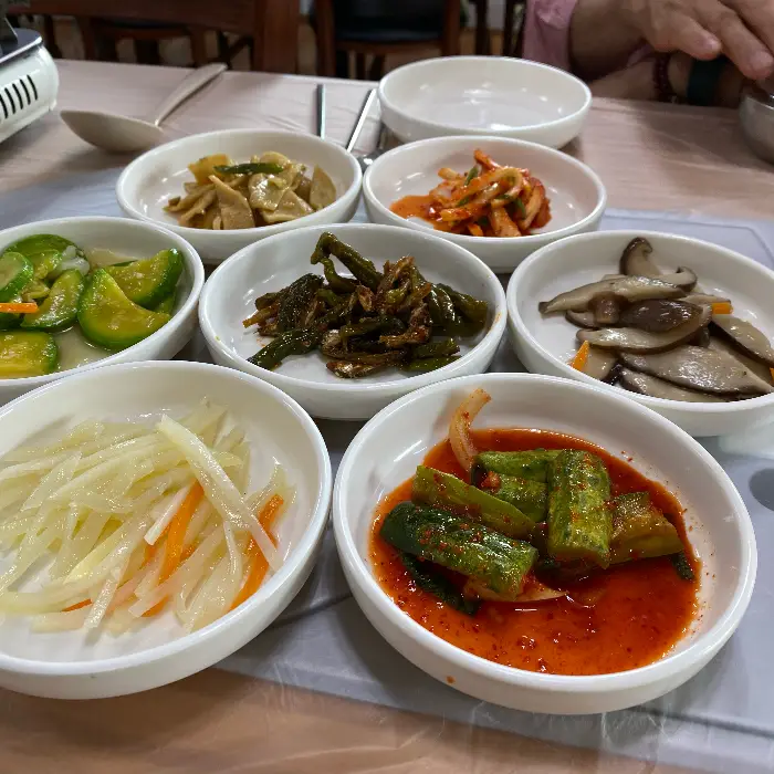 다양하고 정갈한 밑반찬