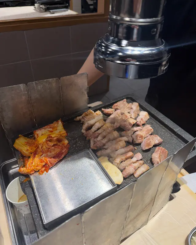 구워진 삼겹살 단면